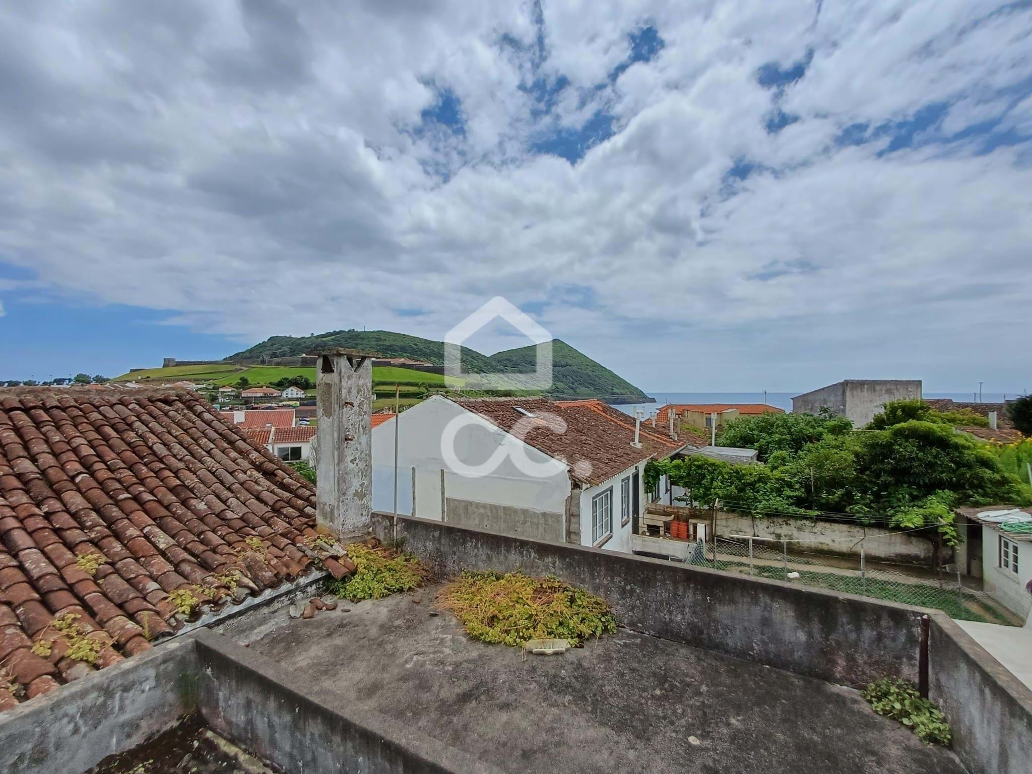 Villa in Angra do Heroismo - view 1