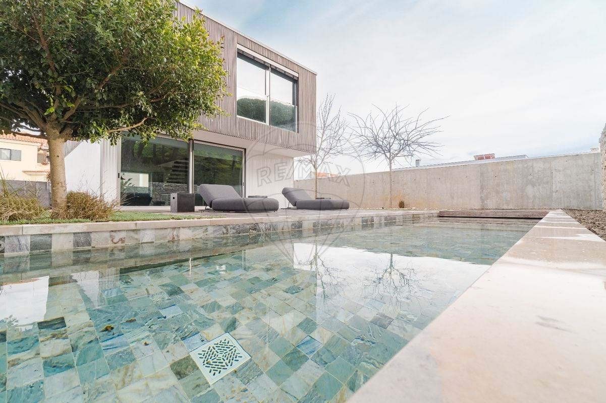 Villa in Estoril - view 1