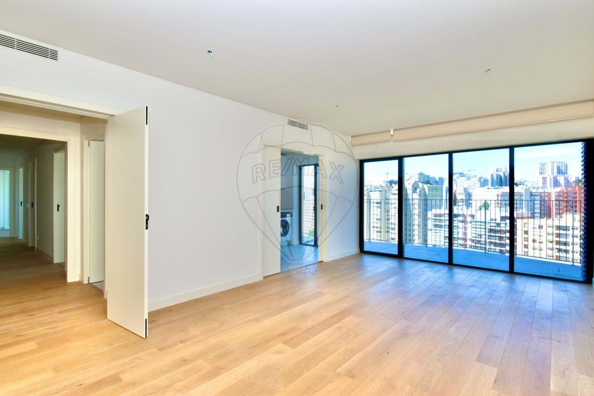 Apartment in Alges - view 1