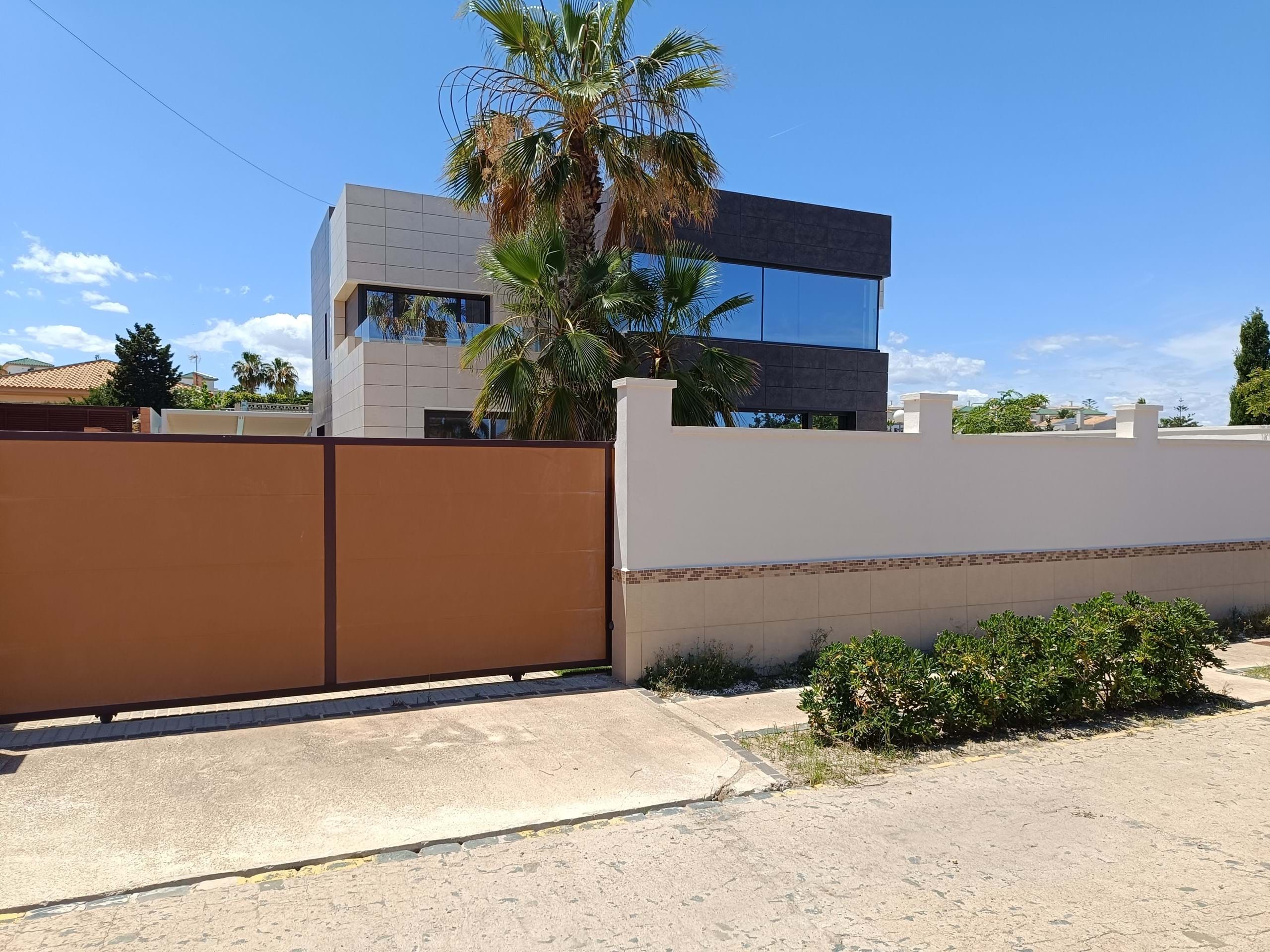 House in Torrelamata - view 1