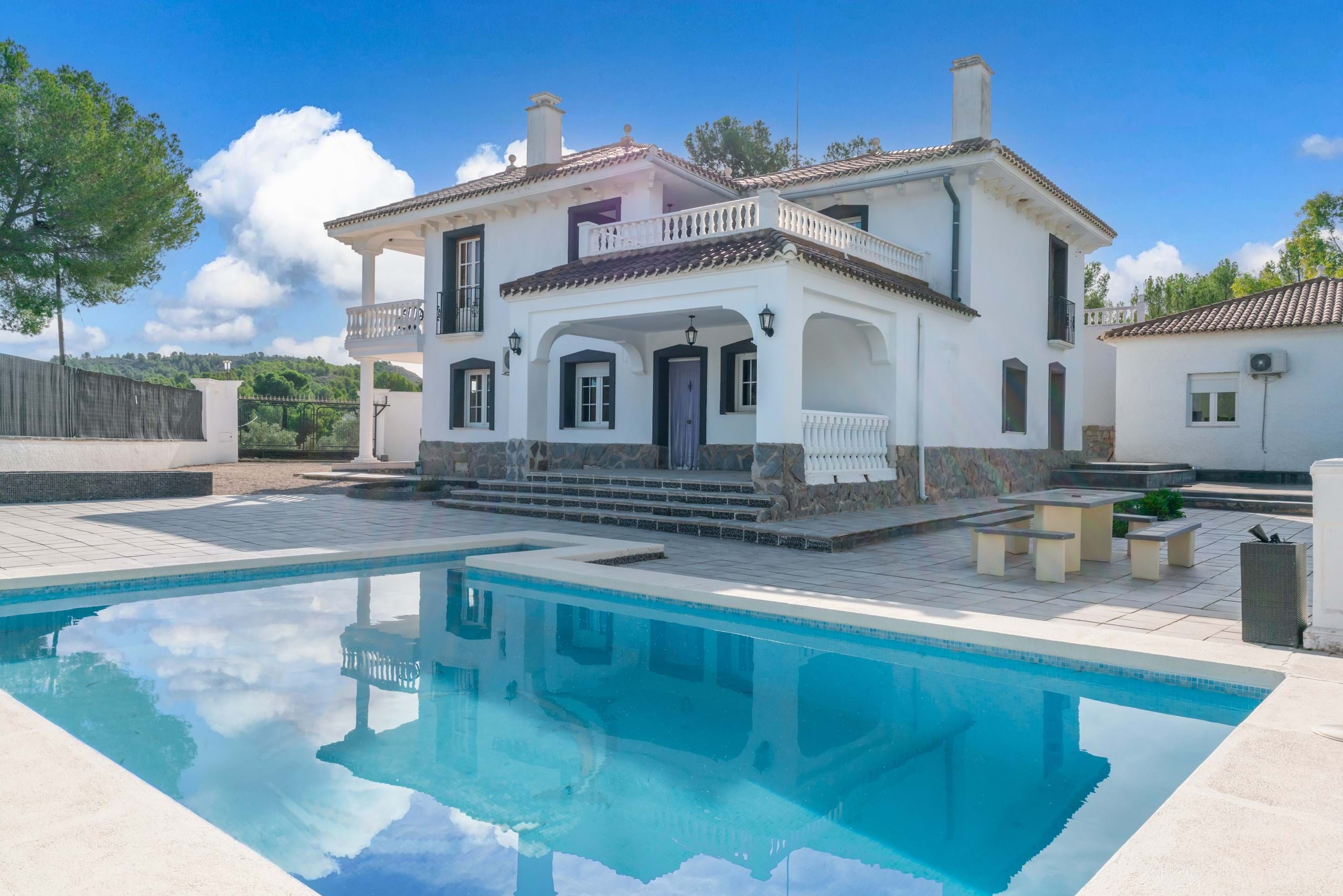 House in Yecla - view 1