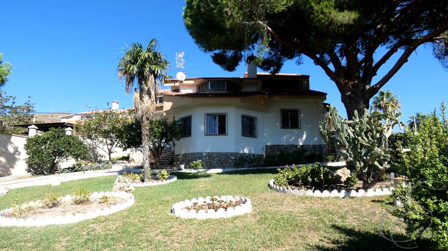Villa in Lobres - view 1