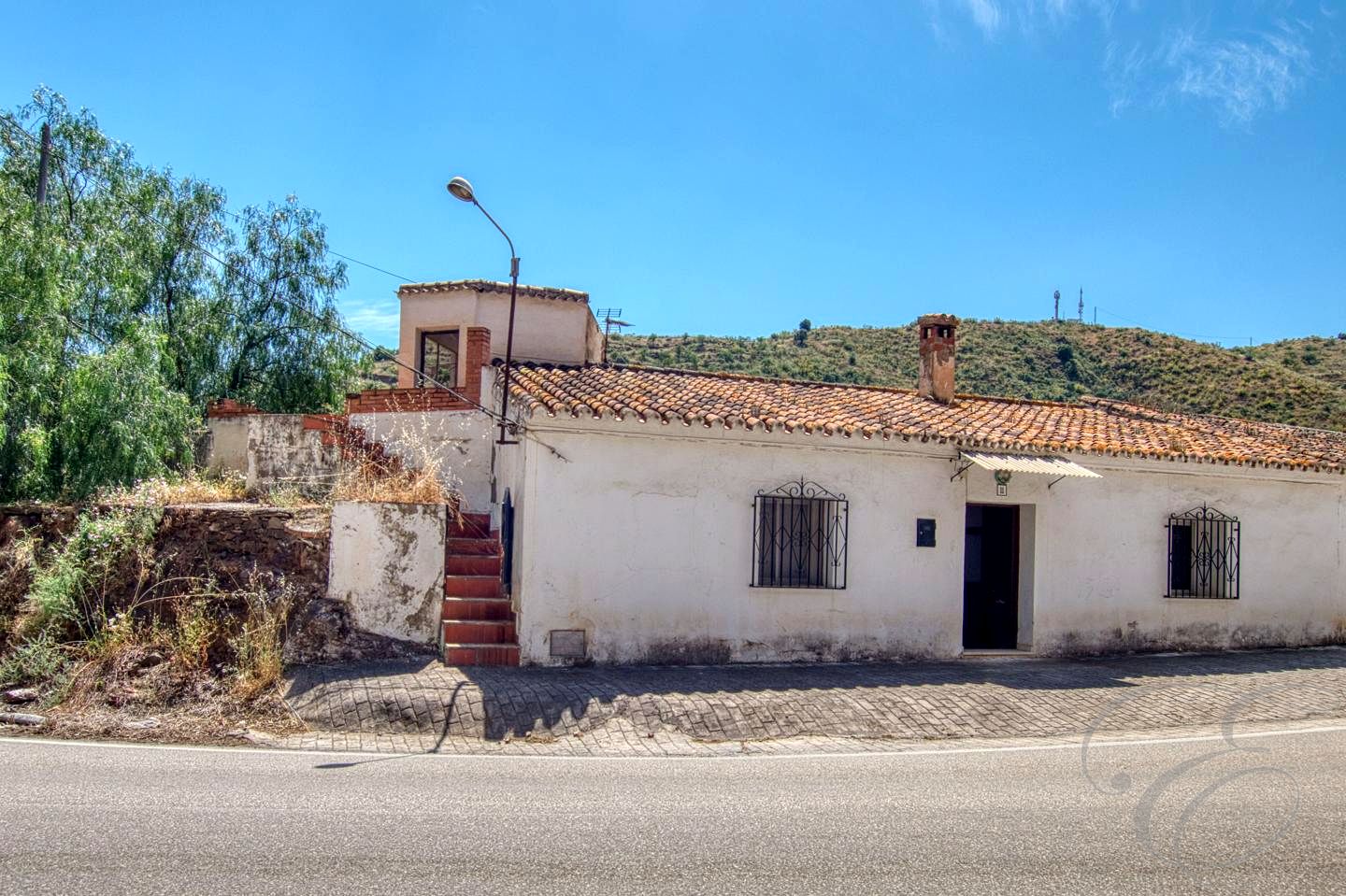 Villa in La Vinuela - view 1