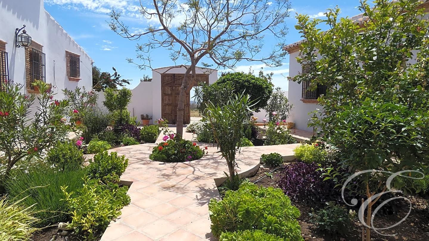 House in Villanueva de la Concepcion - view 1