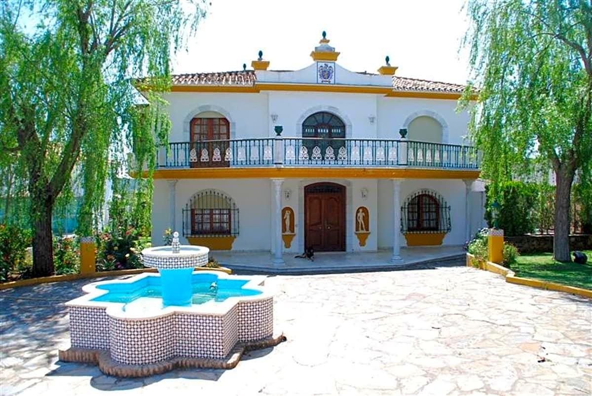 Villa in Estepona - view 1