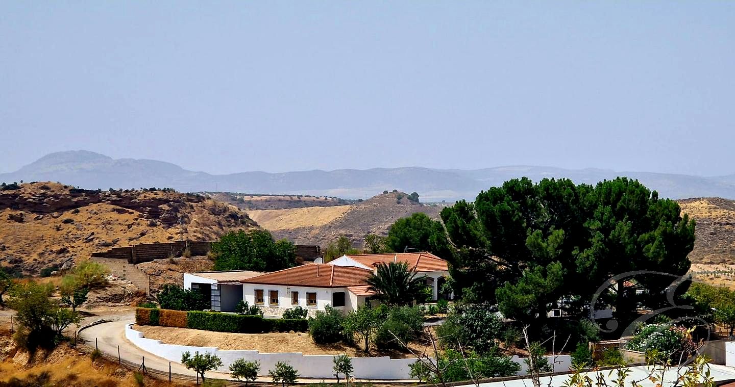 Villa in Granada - view 1
