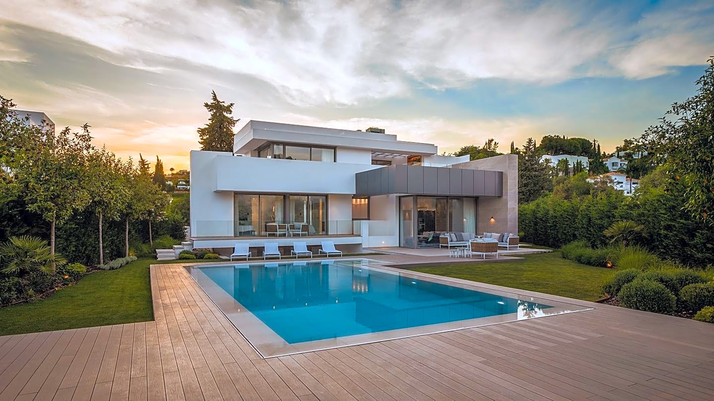 Villa in Estepona - view 1