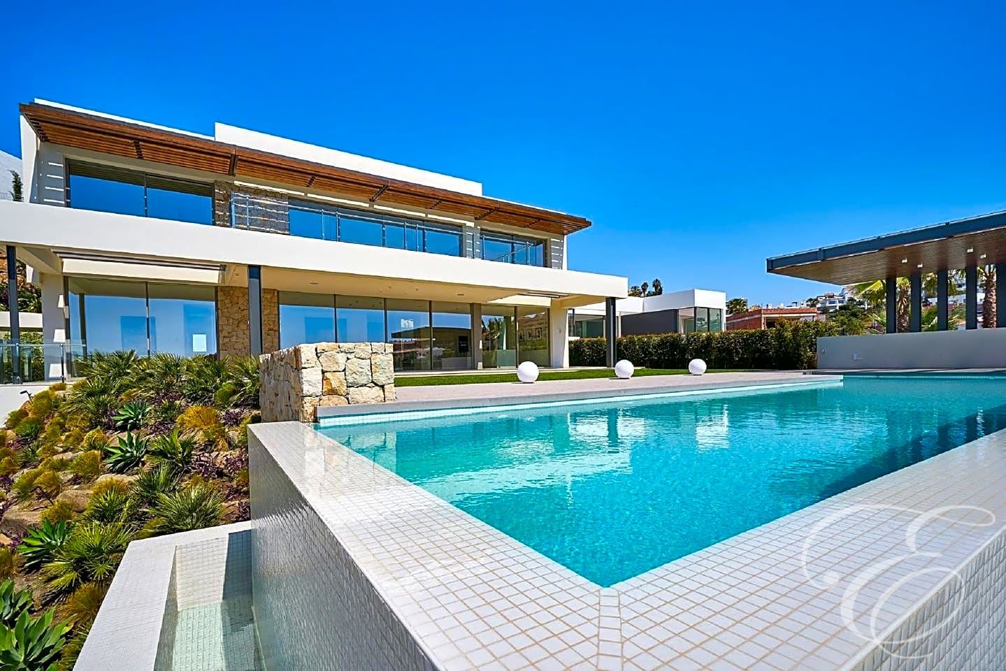 Villa in Malaga - view 1