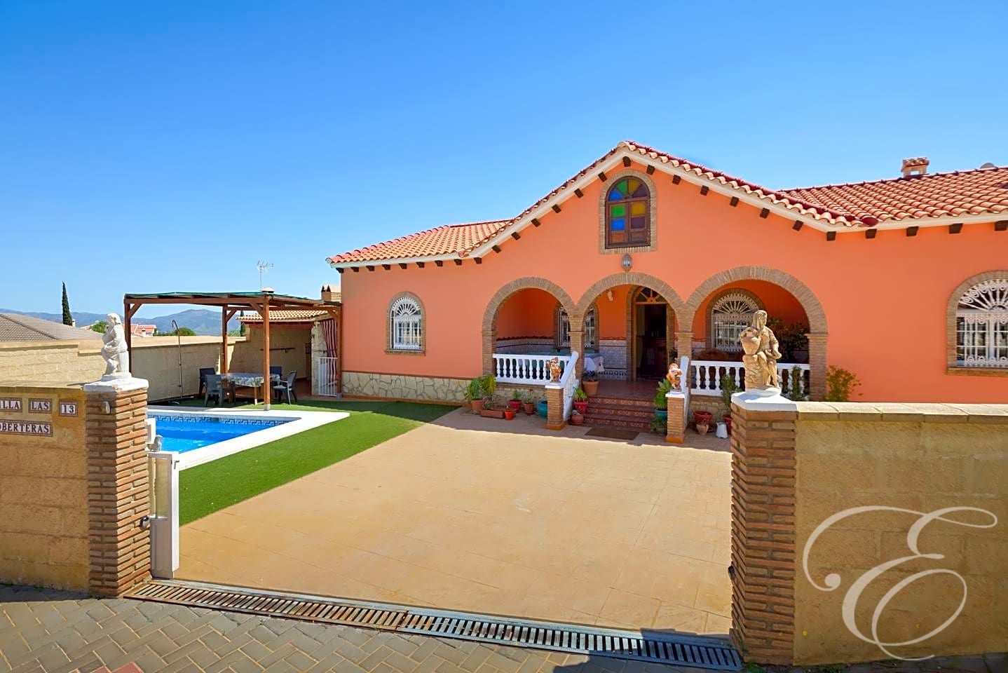 Villa in La Vinuela - view 1