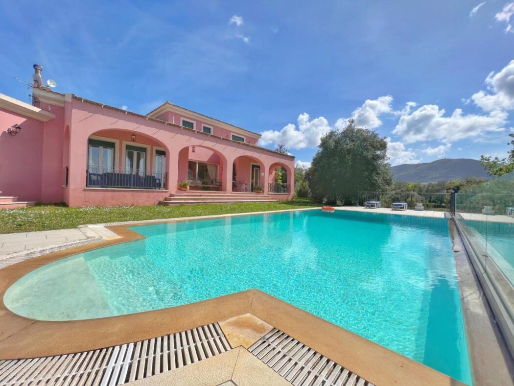 Villa in Afra - view 1