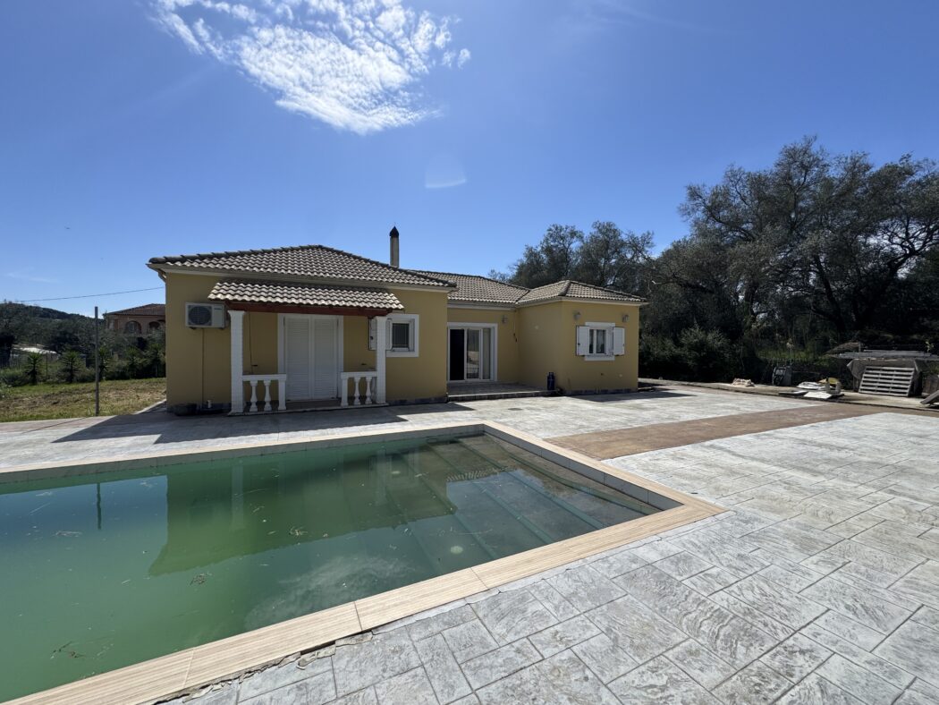 Villa in Petriti - view 1