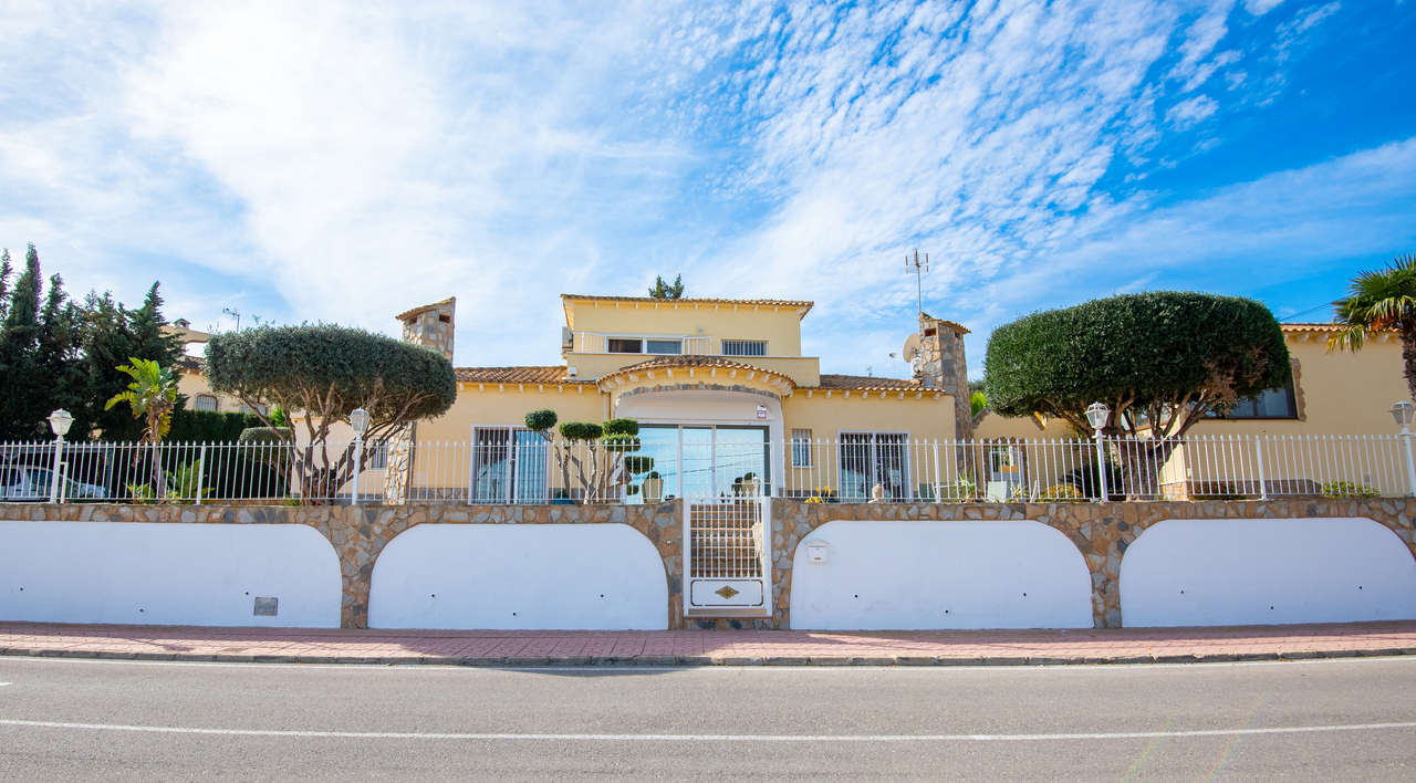 Villa in Alicante - view 1