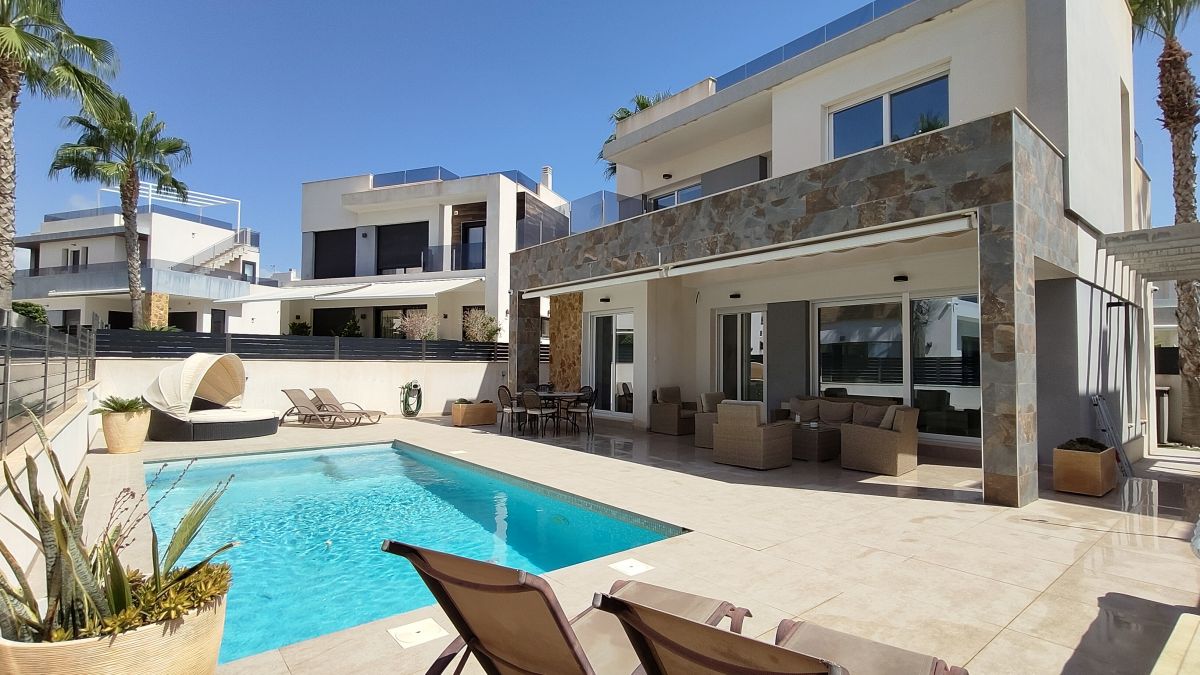 Villa in Alicante - view 1