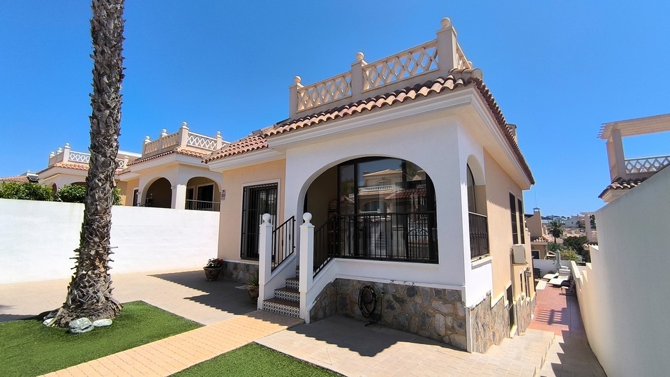 Villa in Alicante - view 1