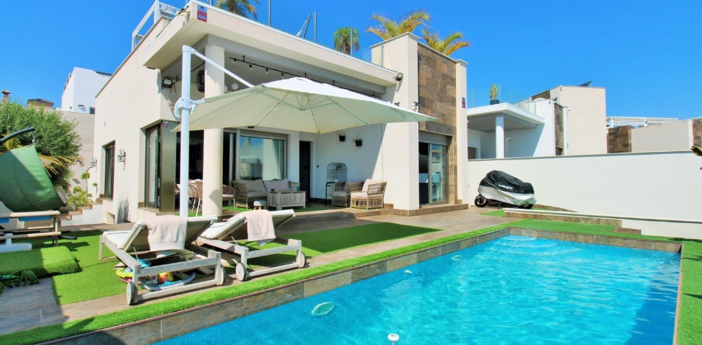 Villa in Villamartin - view 1