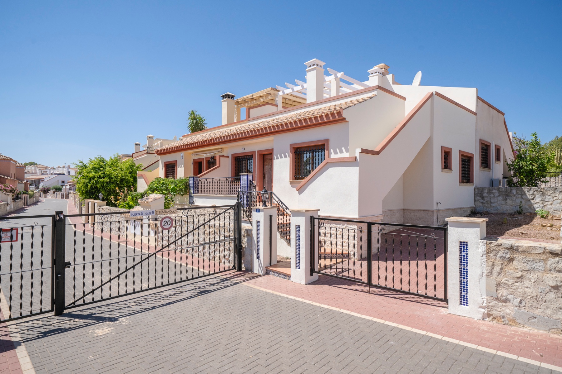 House in San Miguel de Salinas - view 1