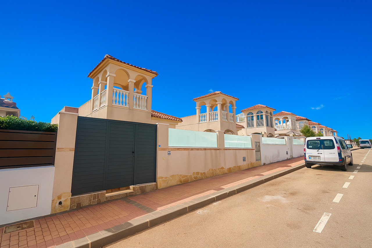 Villa in Algorfa - view 1