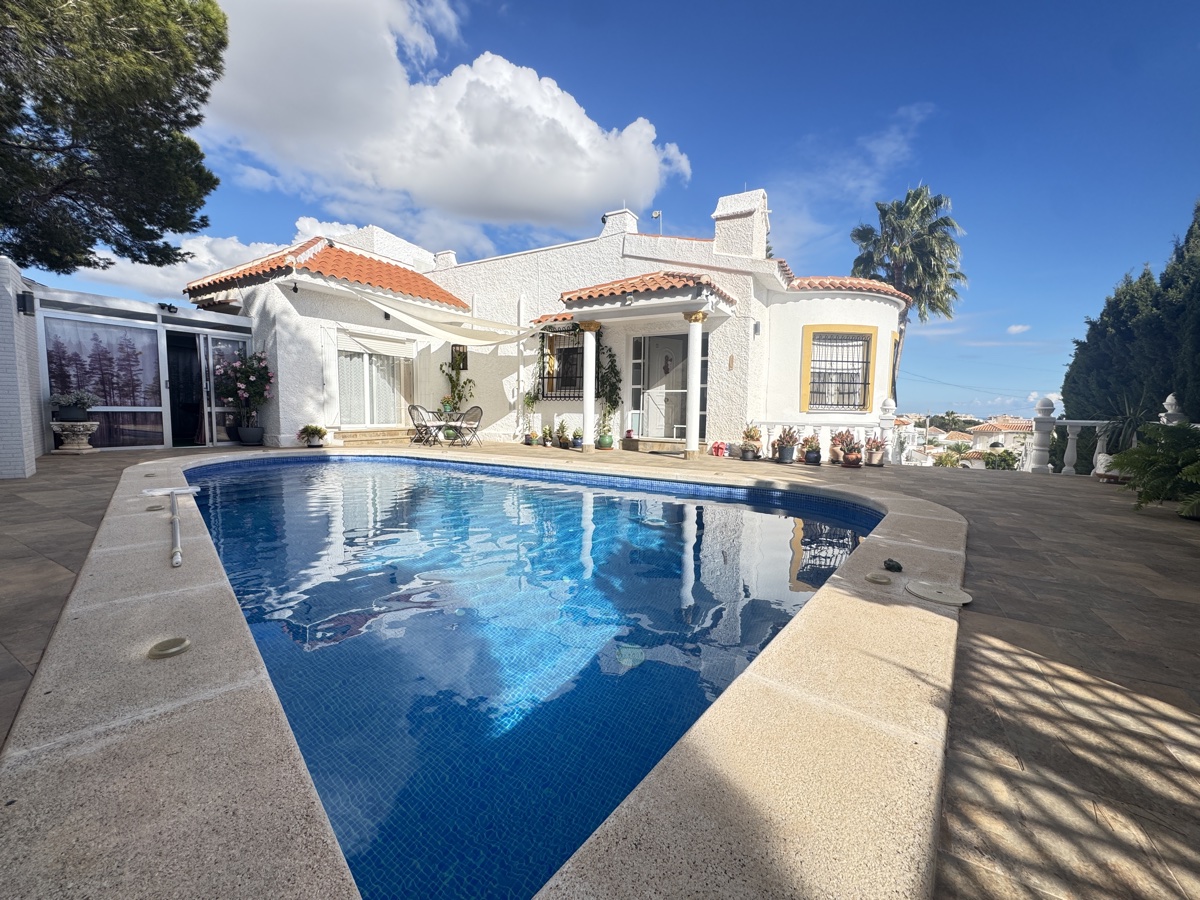 Villa in Villamartin - view 1