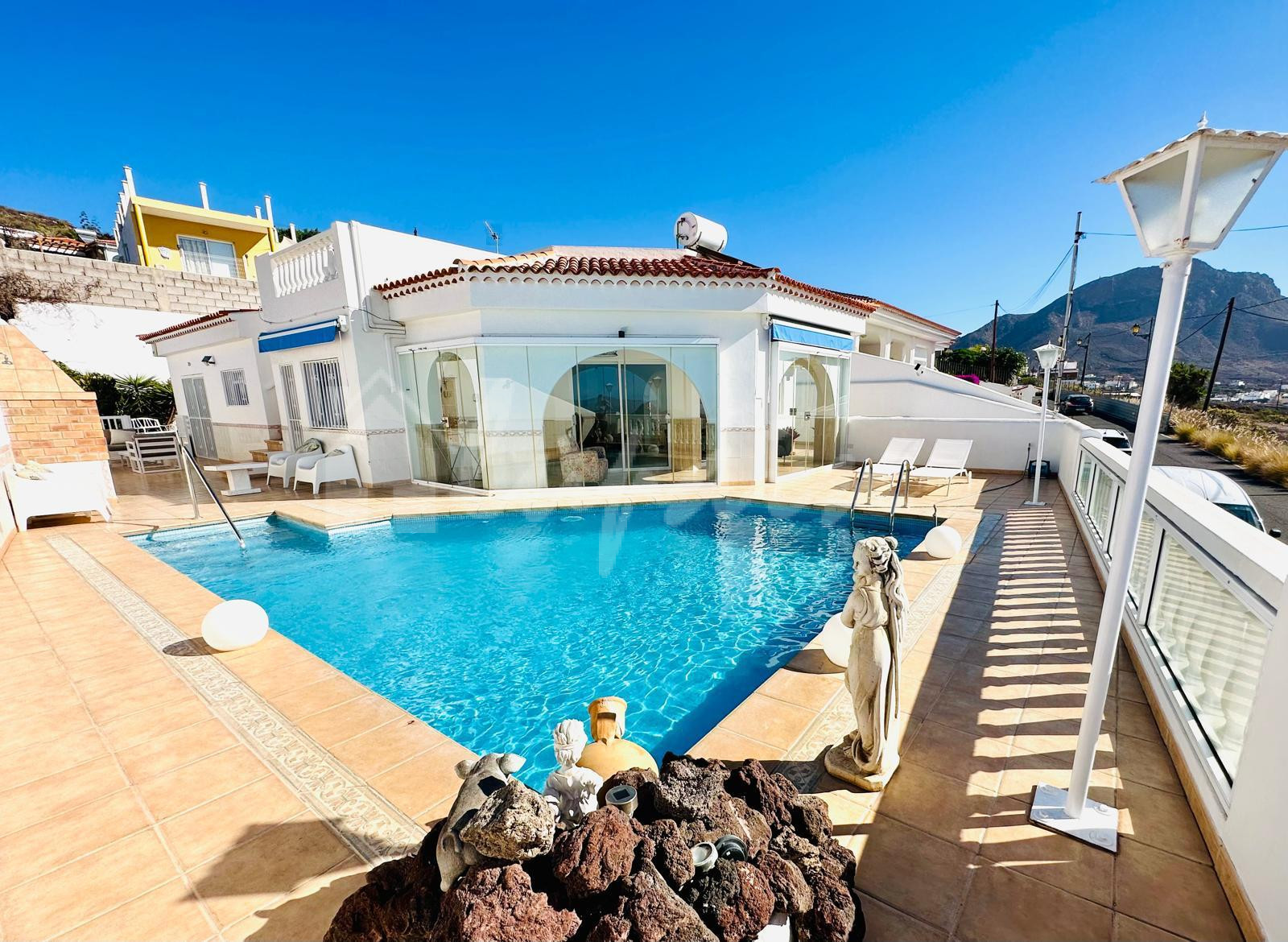 Villa in Arona - view 1