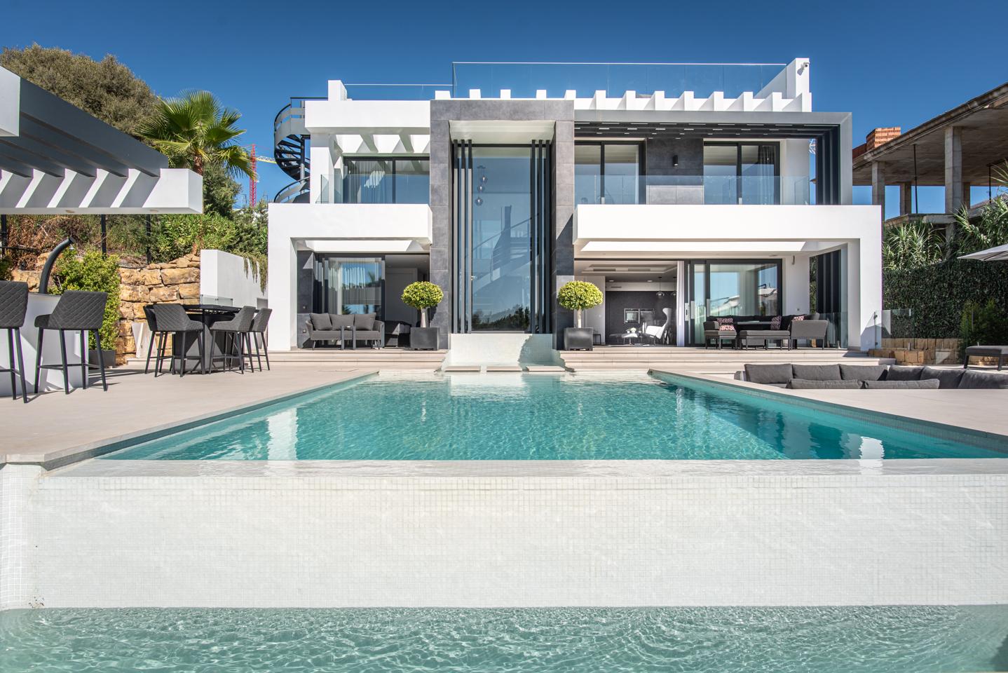 Villa in Estepona - view 1