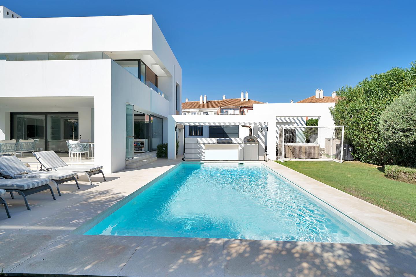 Villa in Estepona - view 1