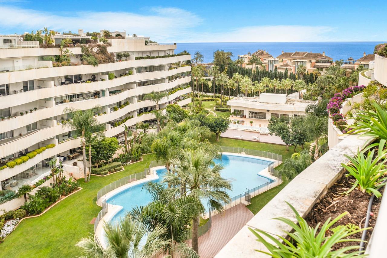 Penthouse in Marbella Del Este - view 1