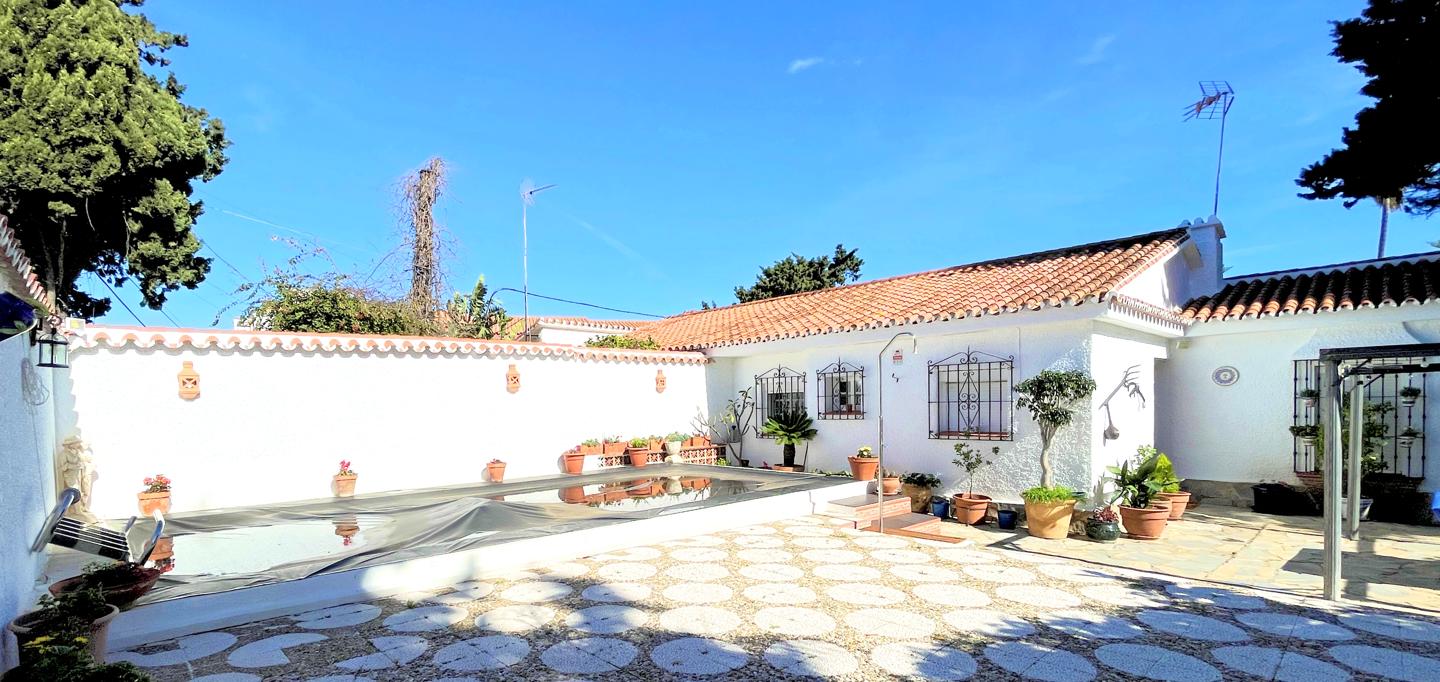 Villa in Manilva - view 1