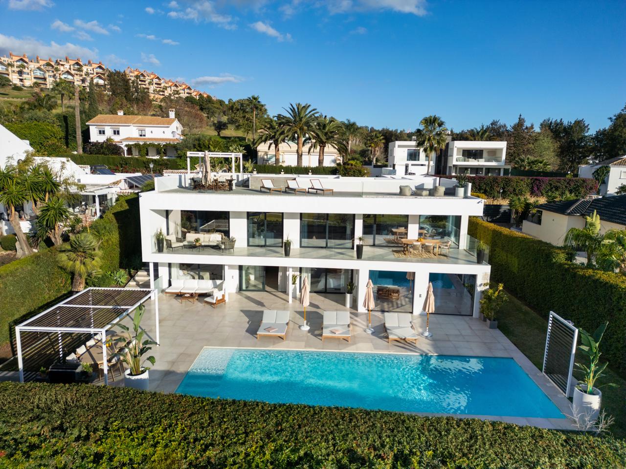 Villa in Nueva Andalucia - view 1