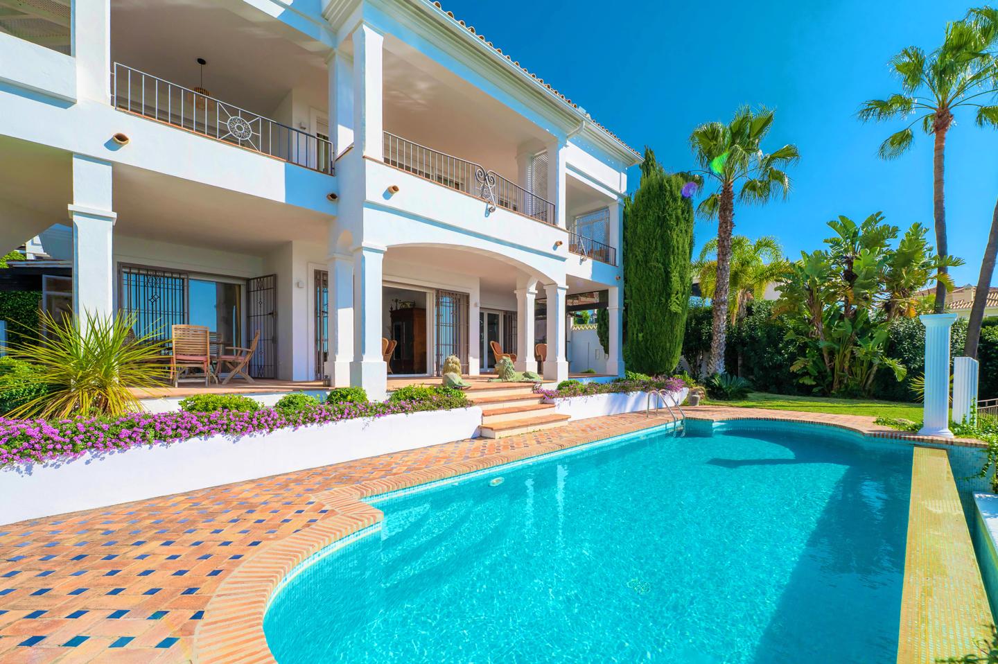 Villa in Marbella Del Este - view 1