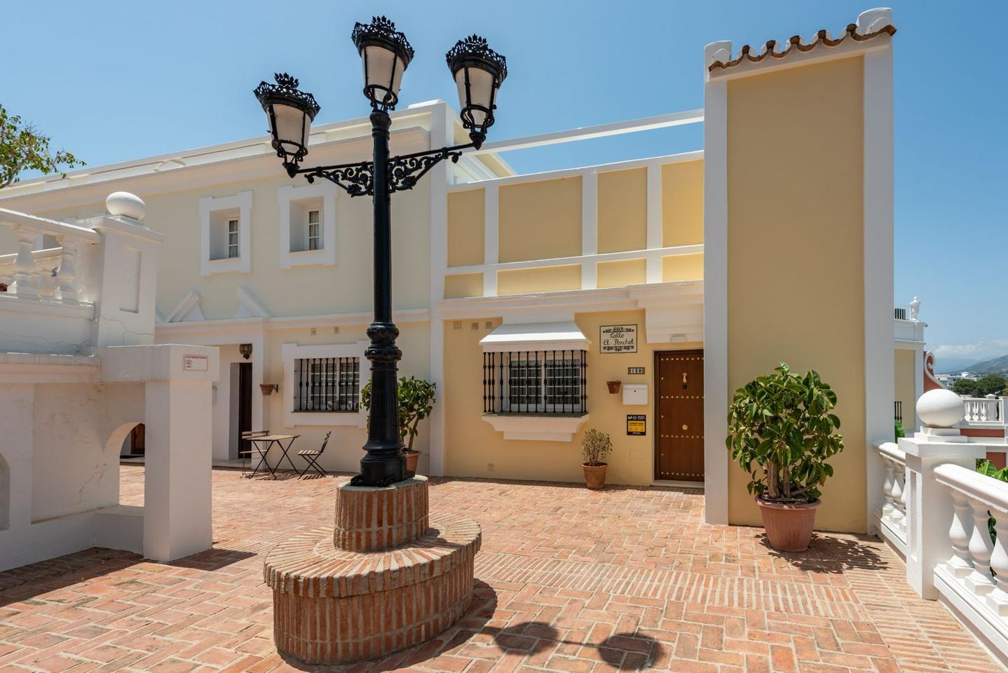 Villa in Marbella Del Este - view 1