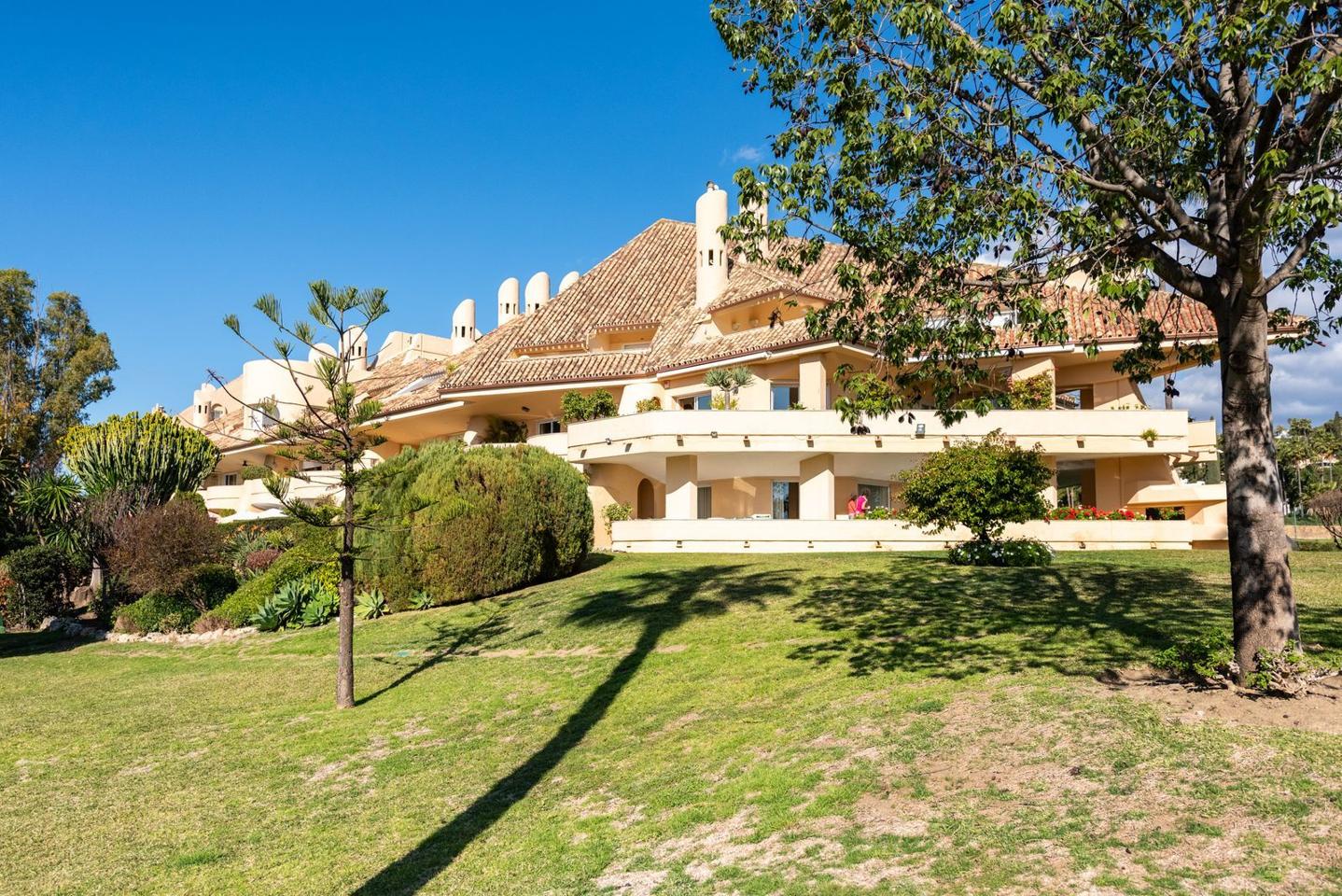 Apartment in Marbella Del Este - view 1