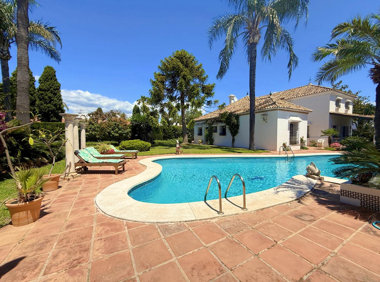Villa in San Pedro de Alcantara - view 1