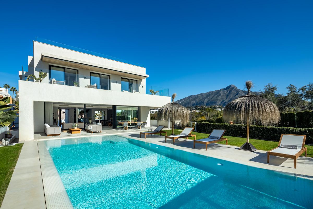 Villa in Marbella Del Este - view 1