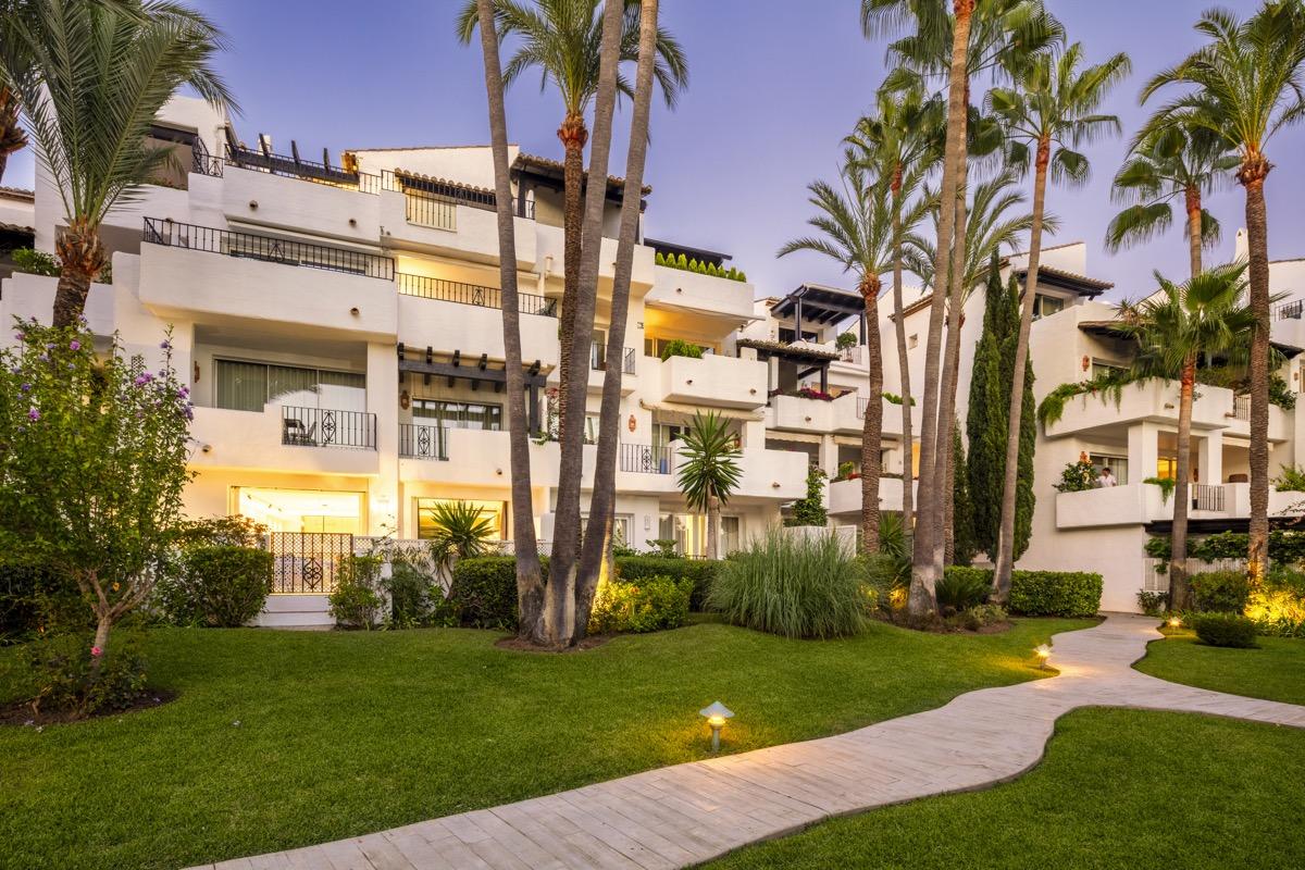 Apartment in Marbella Del Este - view 1