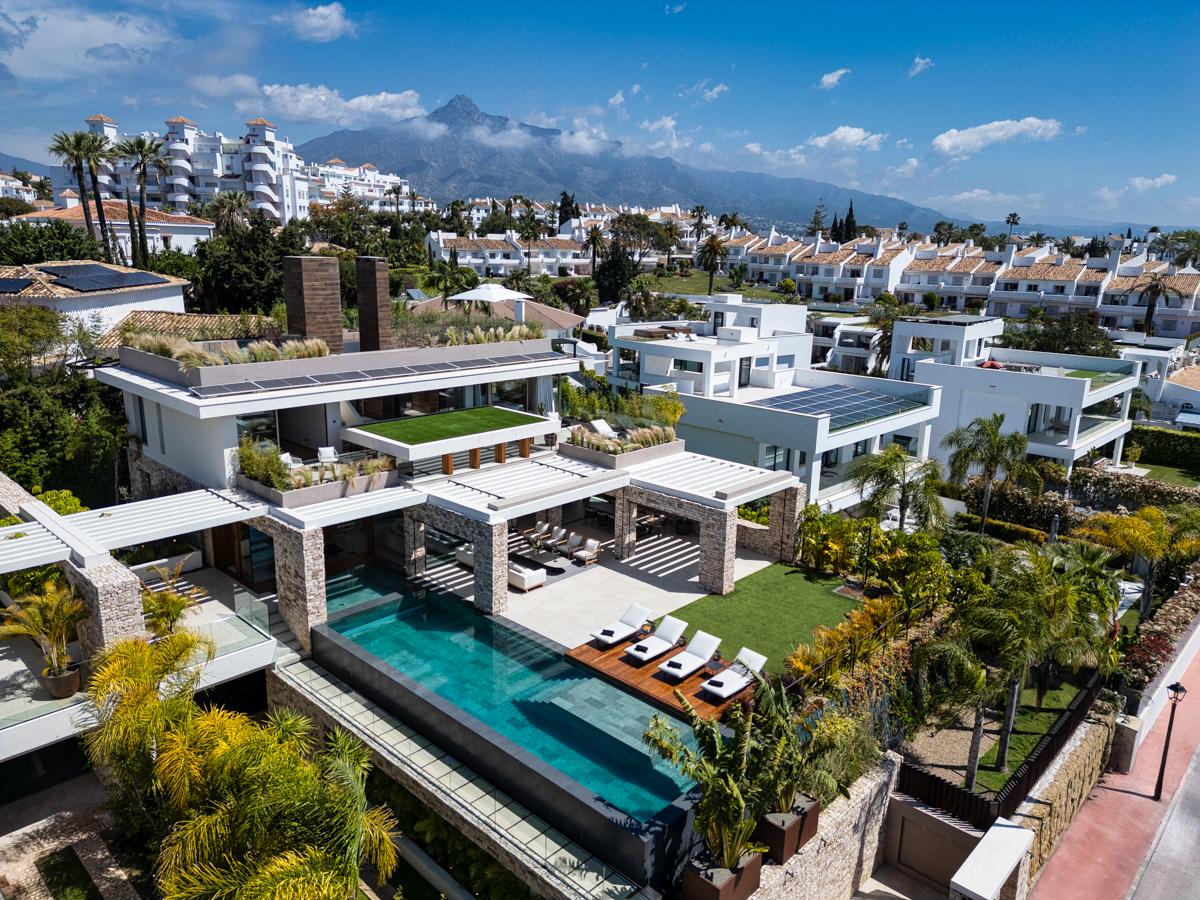 Villa in Marbella Del Este - view 1