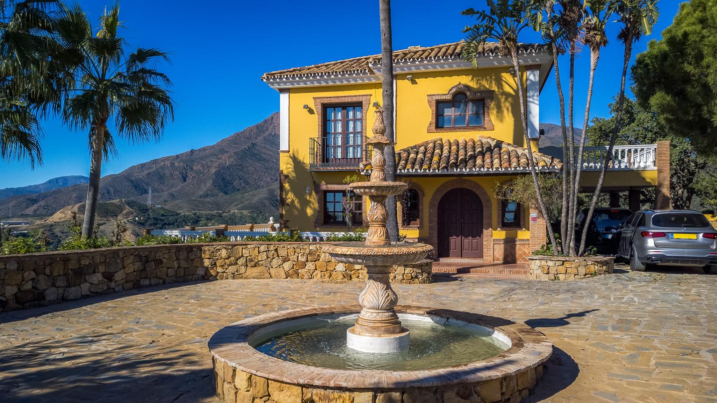 House in Estepona - view 1