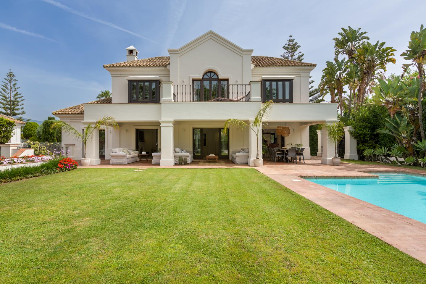 Villa in Estepona - view 1