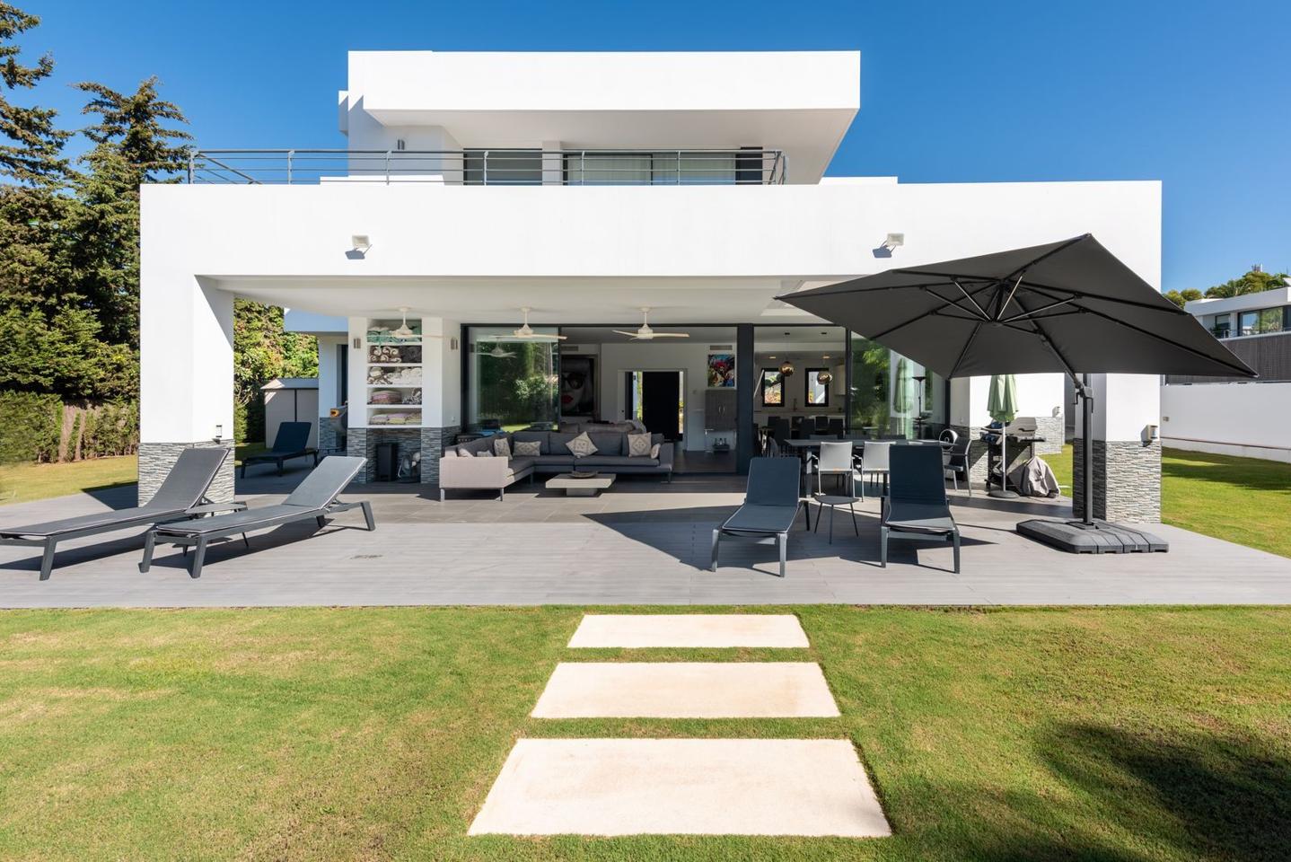 Villa in Estepona - view 1
