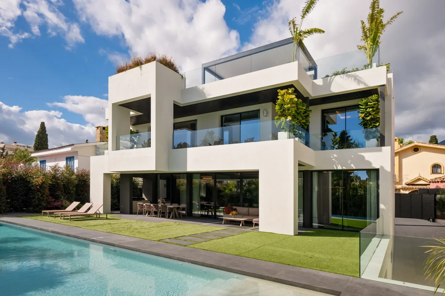 Villa in Marbella Del Este - view 1
