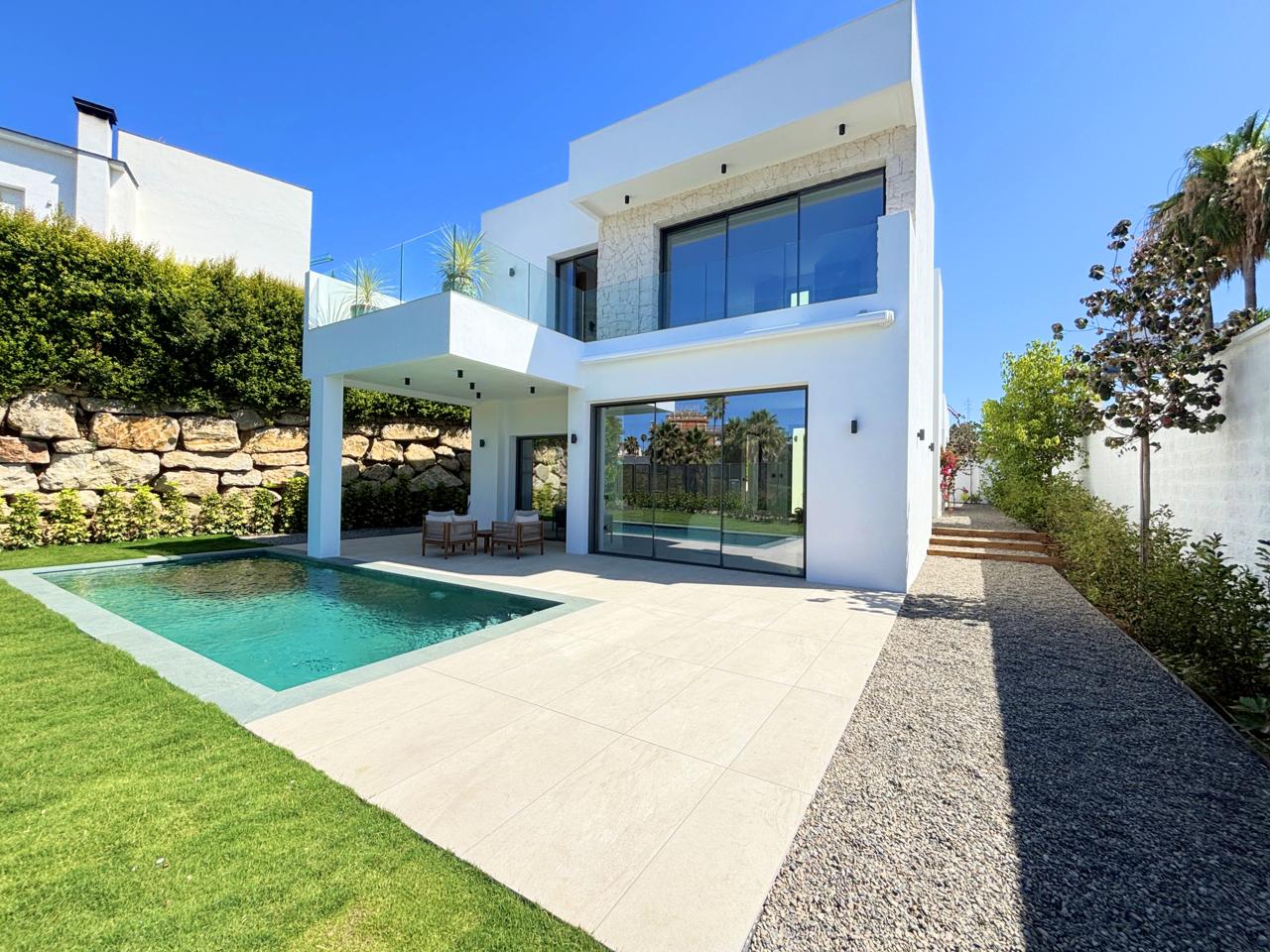 Villa in Estepona - view 1