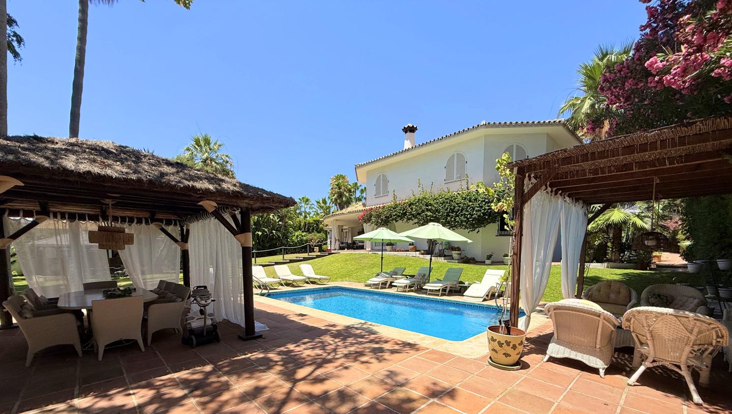 Villa in Marbella Del Este - view 1