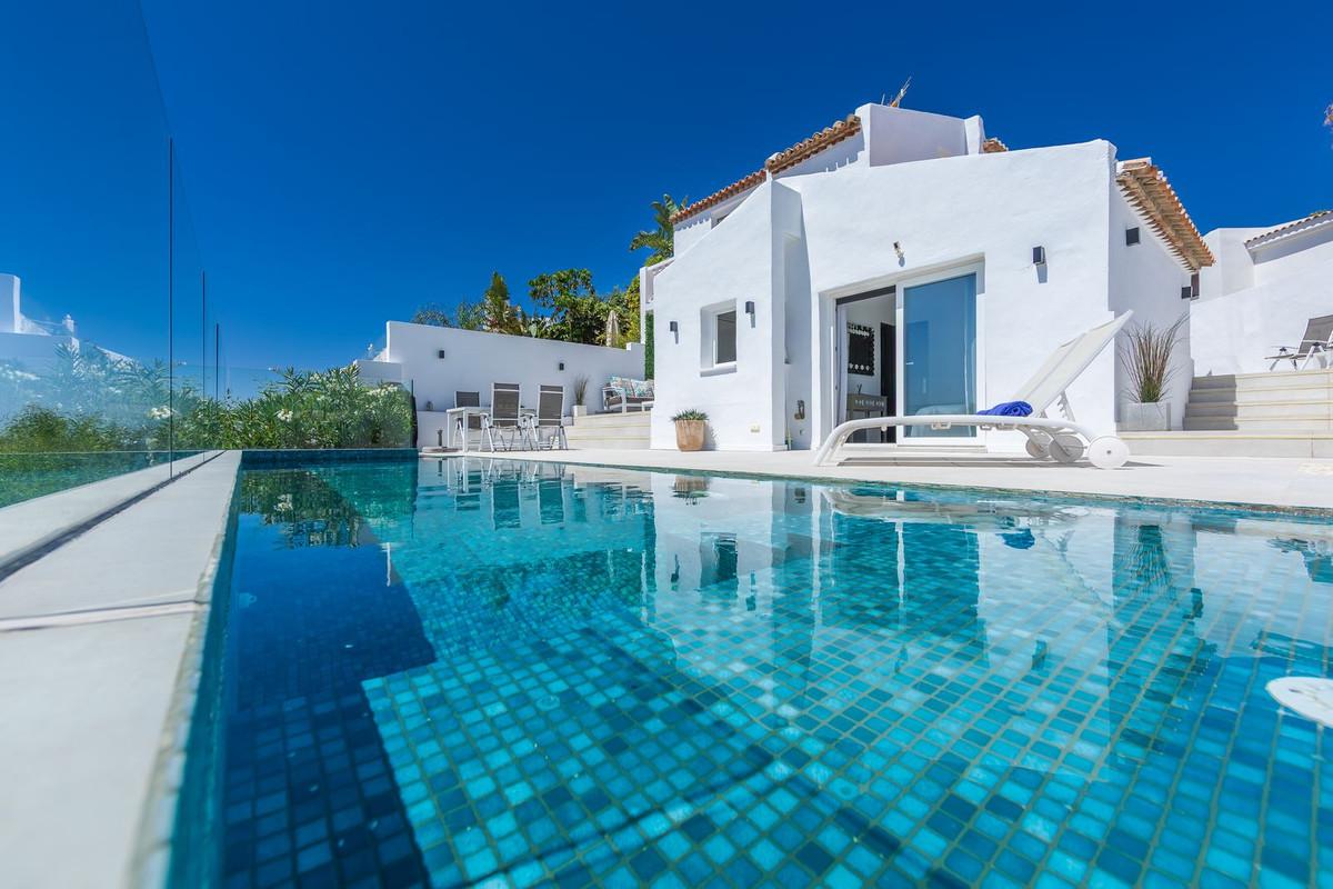 Villa in Estepona - view 1