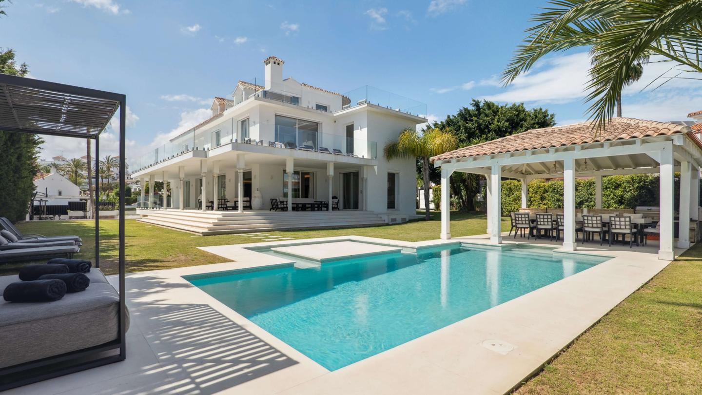 Villa in Marbella Del Este - view 1