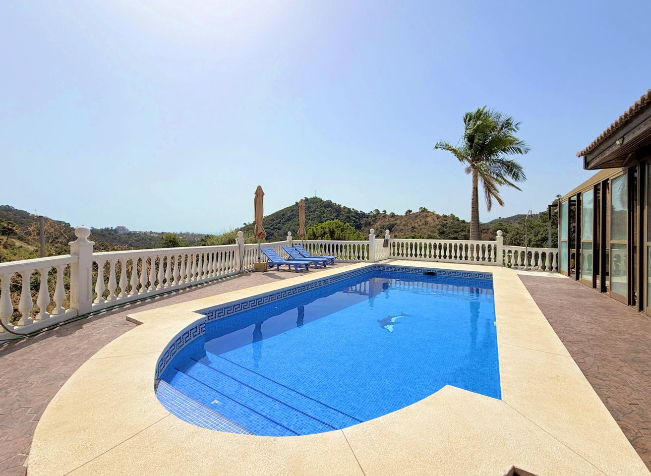 Villa in Estepona - view 1