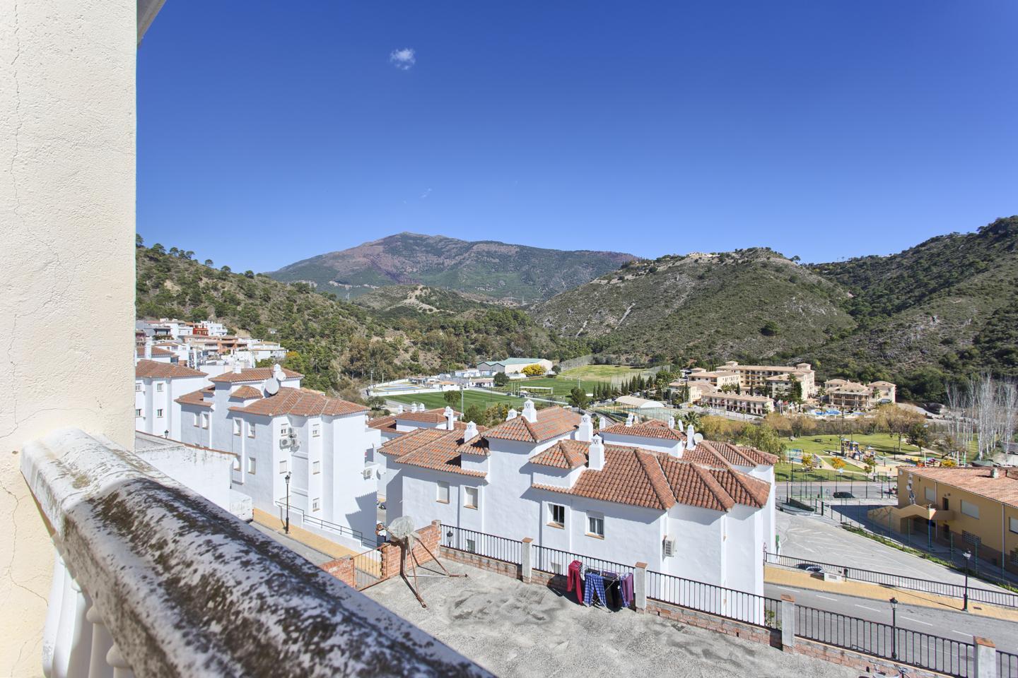 Villa in Benahavis - view 1