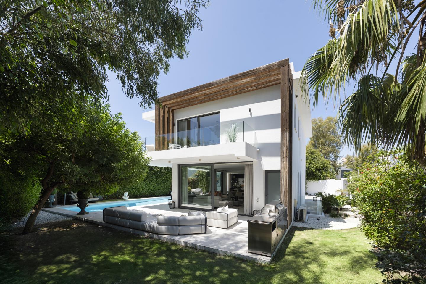 Villa in Estepona - view 1