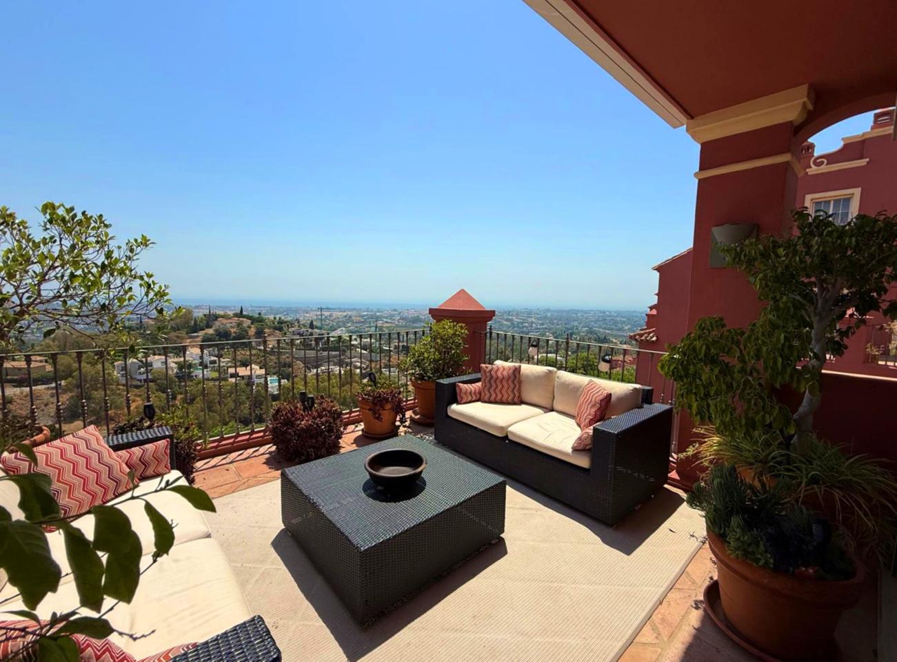 Penthouse in Benahavis - view 1