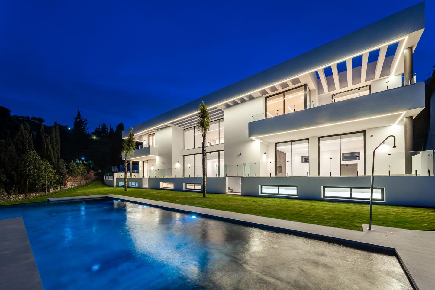 Villa in El Paraiso - view 1