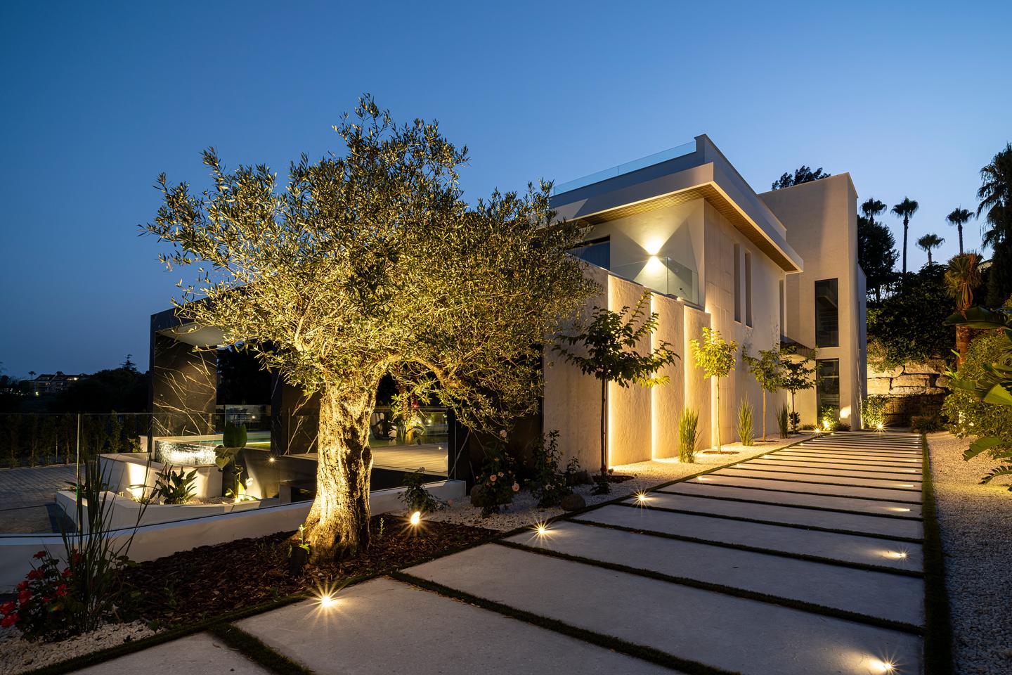 Villa in El Paraiso - view 1