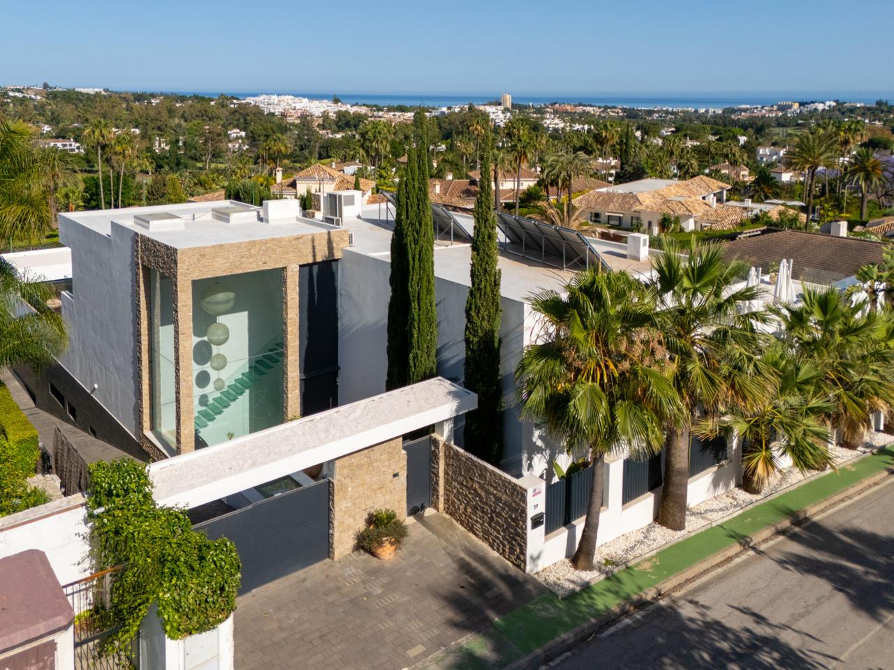 Villa in Nueva Andalucia - view 1